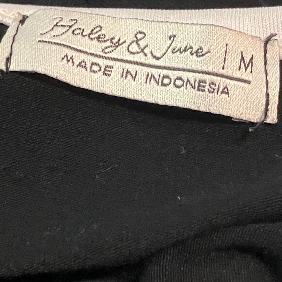 Black cropped v neck camisole with white trim Y2K 90s 2000s whimsigoth boho chic - Picture 3 of 4